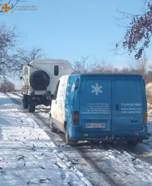 В Одесской области вытащили из снега автомобиль